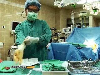 scrub nurse changing gloves