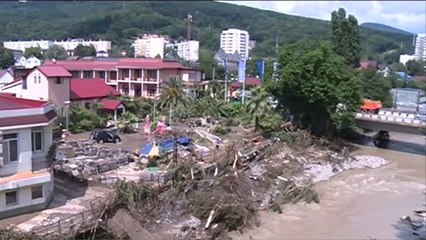 تراجع منسوب مياه الفيضانات بمدينة سوتشي الروسية