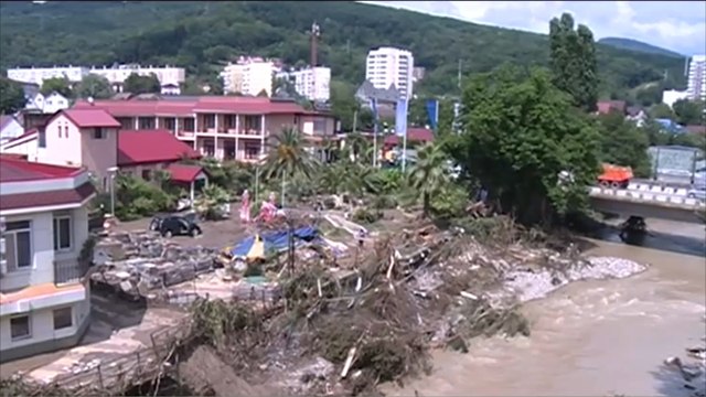 تراجع منسوب مياه الفيضانات بمدينة سوتشي الروسية