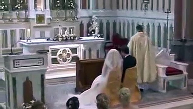 Padre Kelly sorprende a novios cantando Hallelujah