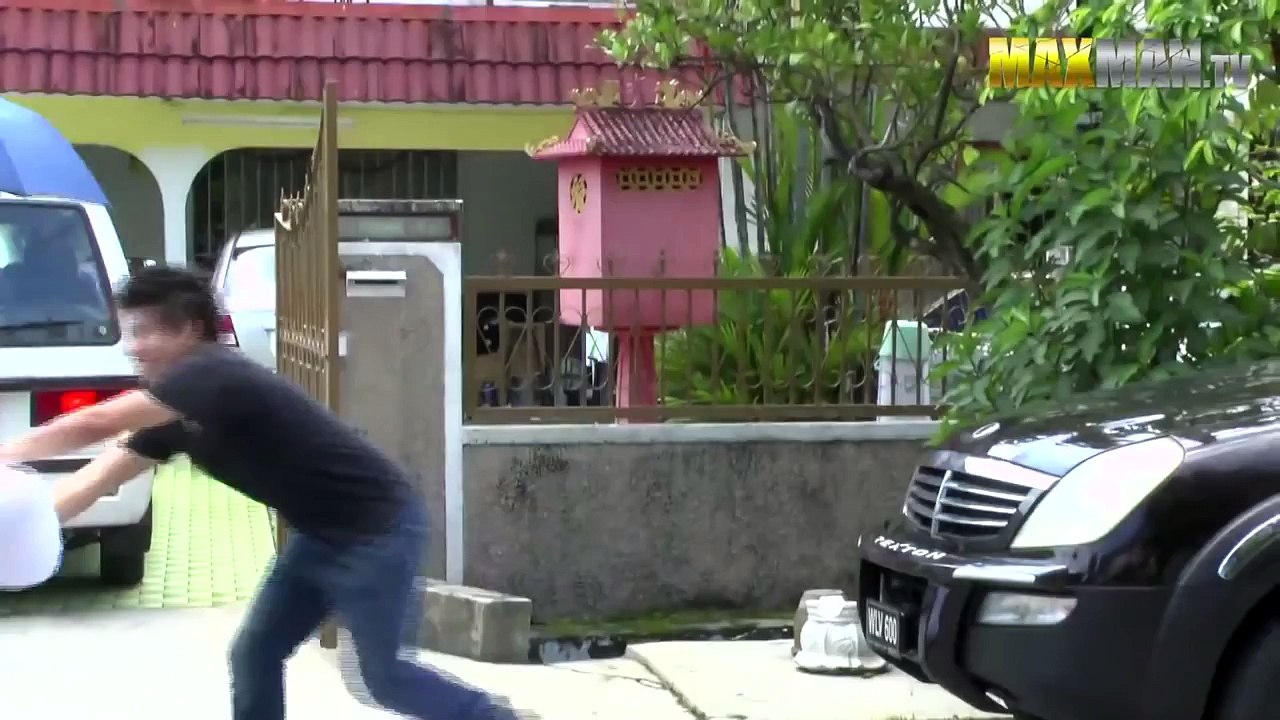 Pillow fight with strangers prank - Asian edition