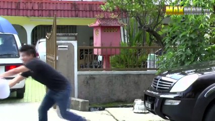 Pillow fight with strangers prank - Asian edition