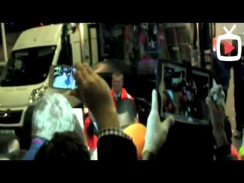 Theo Walcott Signing Da Ting After The Game (Fan Autographs) - ArsenalFanTV.com