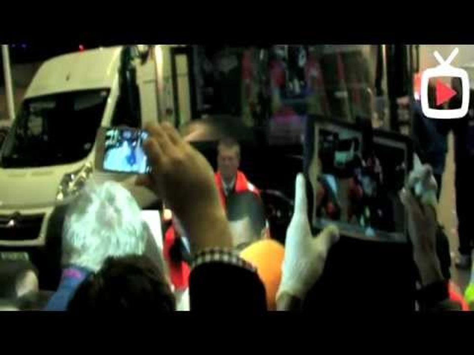 Theo Walcott Signing Da Ting After The Game (Fan Autographs) - ArsenalFanTV.com