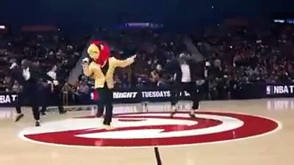 Amazing mascot dance to Uptown Funk!
