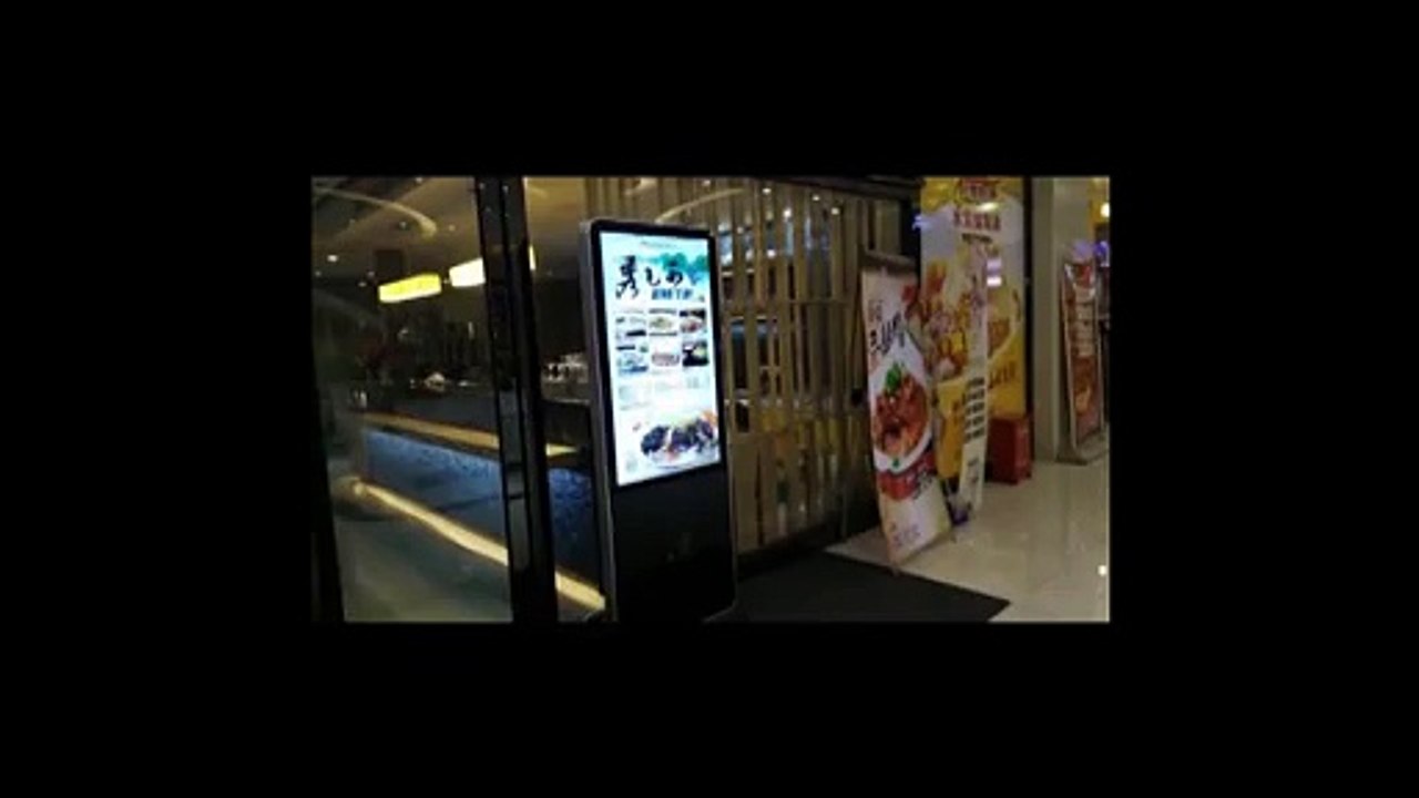 Vertical digital signage player application in restaurant(www.commercial-display-manufacturer.com)
