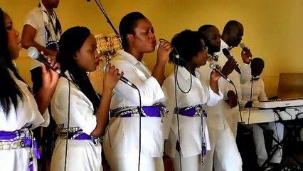 PRAISE - Dieu est puissant -