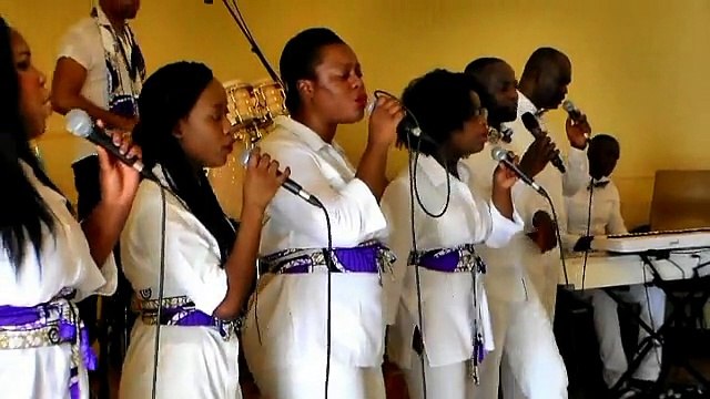 PRAISE - Dieu est puissant -