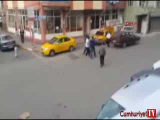 Sopalı yol verme kavgası kamerada