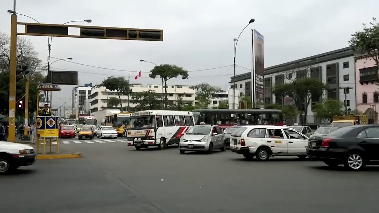 Trafico en el Centro de Lima - Peru / Traffic in the center of Lima - Peru