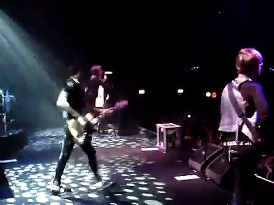 Lostprophets live in Tilburg Holland singing Rooftops