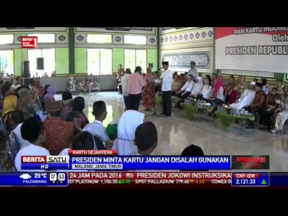 Presiden Jokowi Bagikan Kartu Sakti di Malang