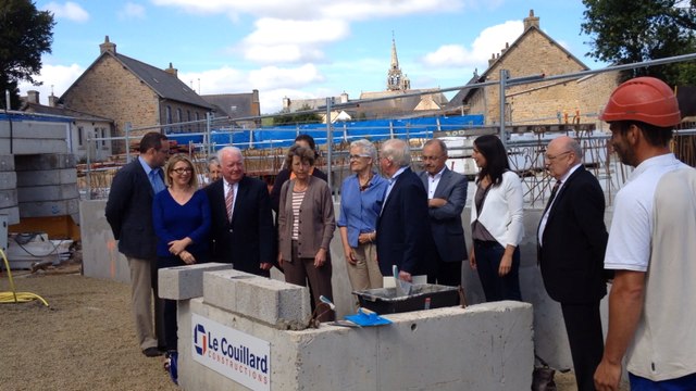 Première pierre à l'école de Prat