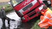 Vrachtwagen te water langs N242 in Alkmaar door losgeschoten stuurstang