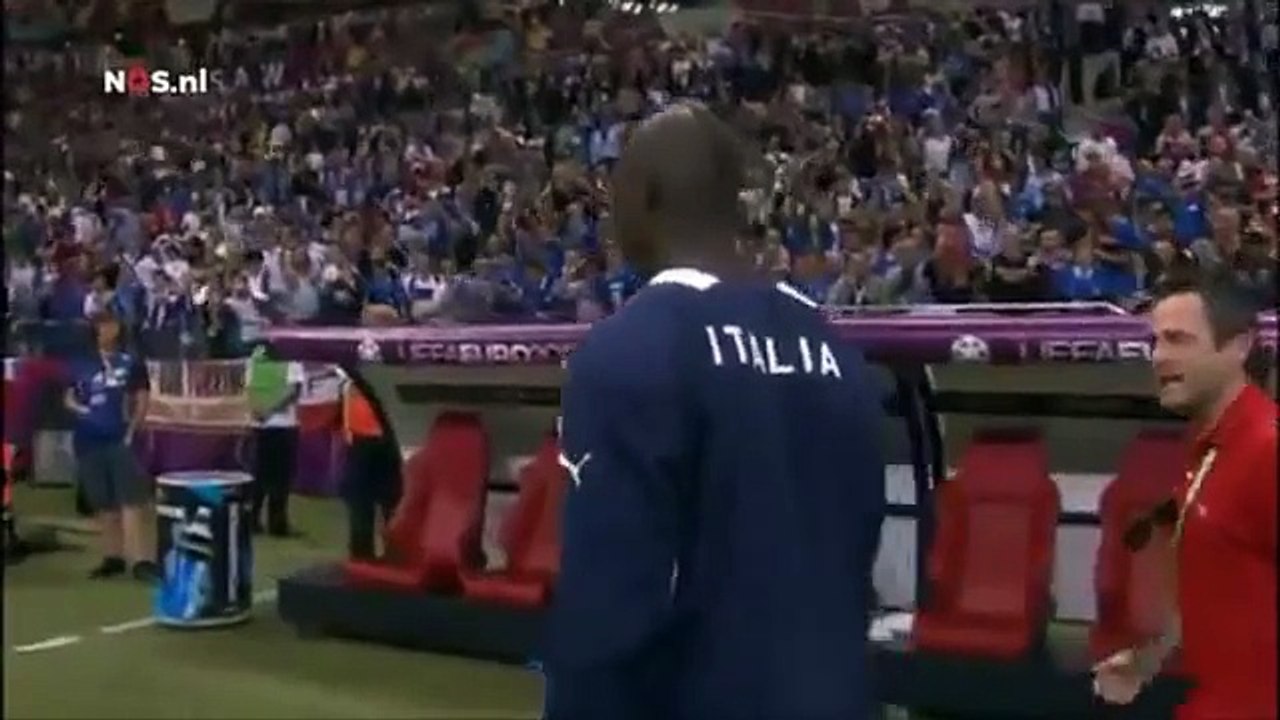 Insolite : "Super Mario" Balotelli va embrasser sa mère adoptive - Italie 2-1 Allemagne - Euro 2012