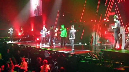 One Direction - Kiss You, Manchester. (5 Seconds of Summer Prank)