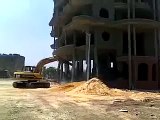 انهيار مبنى قيد الإنشاء على عامل مصري