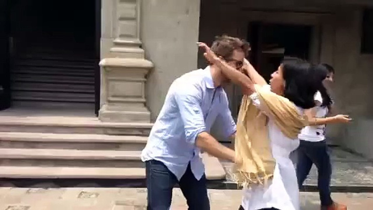 Pablo Alborán carga a una Fan