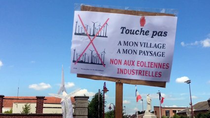 Les anti-éoliens rassemblés à Rosières-en-Santerre - Juin 2015