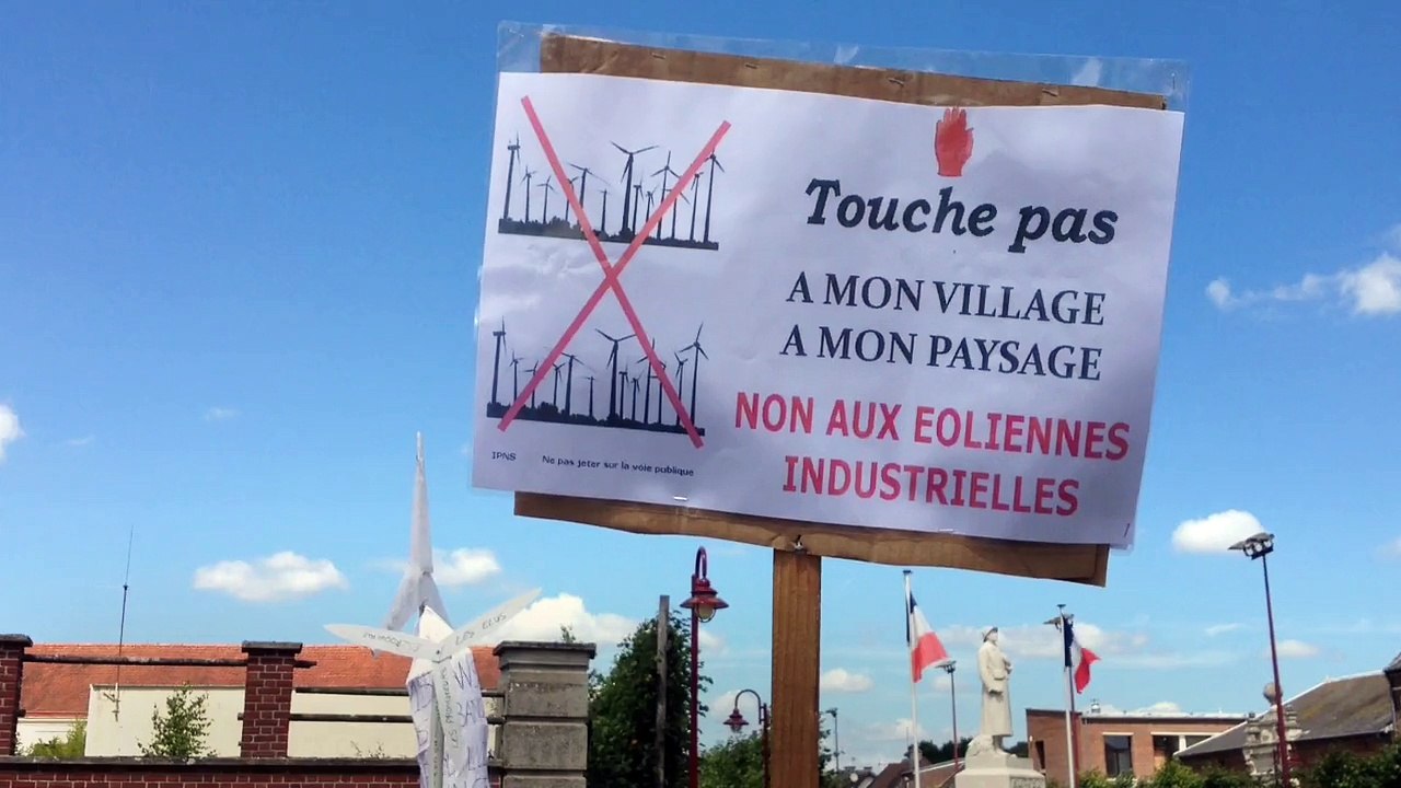 Les anti-éoliens rassemblés à Rosières-en-Santerre - Juin 2015