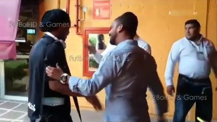 Ronaldinho vio tremendo escote y perdió el control de sus ojos (VIDEO)