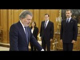 Íñigo Méndez de Vigo, jura su cargo ante el Rey, mientras a su antecesor, Wert, le suena el móvil