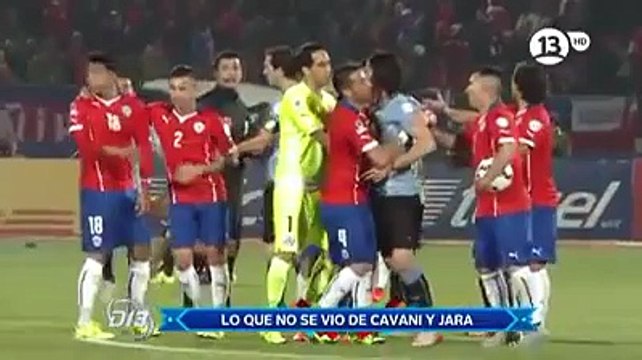 Edinson Cavani pateó en los testículos a Gonzalo Jara tras su expulsión (VIDEO)