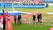 Man Utd players celebrate with families