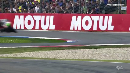Niklas Ajo termine un Grand Prix de Moto3 sur les genoux