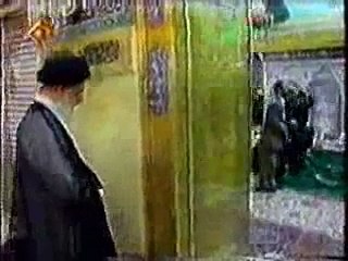 غبارروبی حرم امام رضا توسط آیت‌الله خامنه‌ای