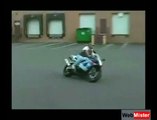 Idiota Cade dalla moto - impenna e cade!