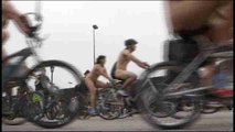 Cientos de ciclistas desnudos reivindican el naturismo en una carrera nudista
