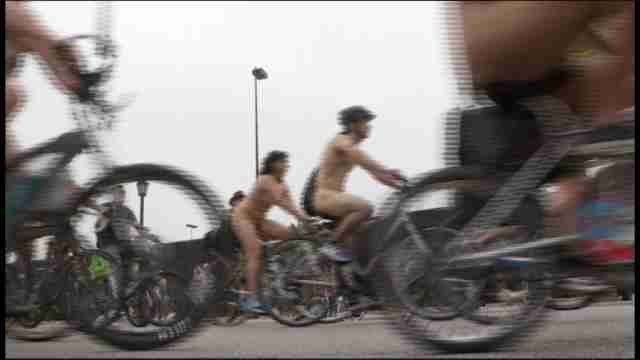 Cientos de ciclistas desnudos reivindican el naturismo en una carrera nudista