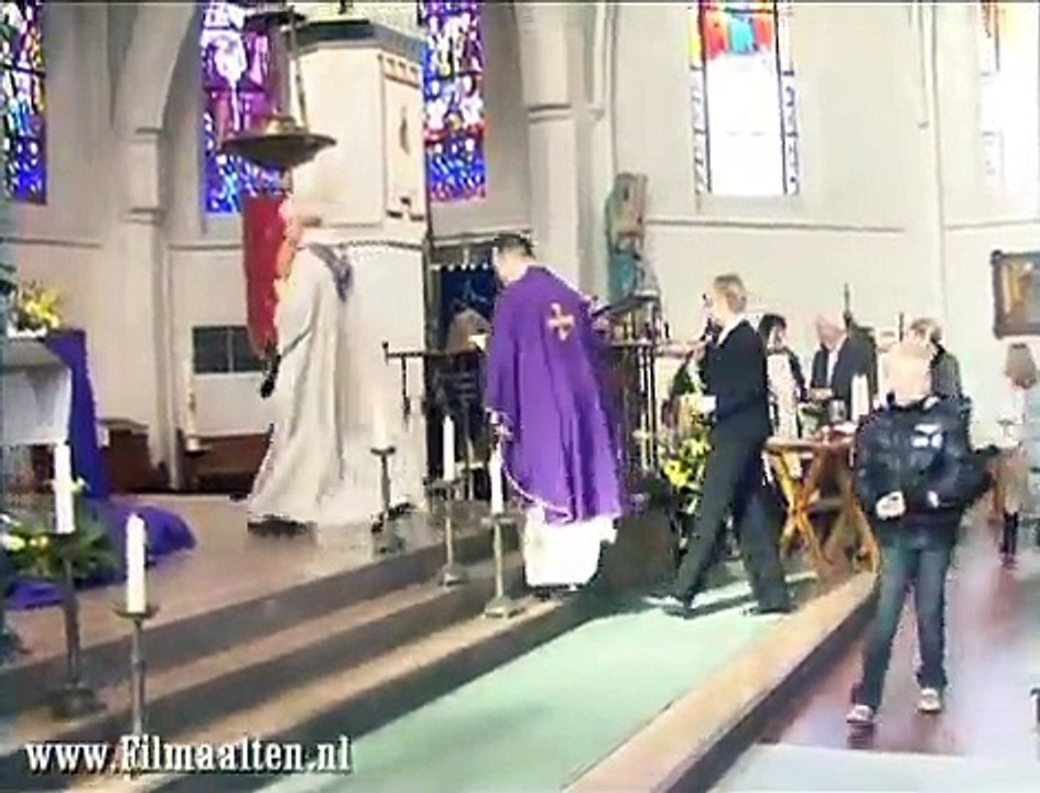 Casper Pikkemaat ingewijd als jongste pastoor van Nederland