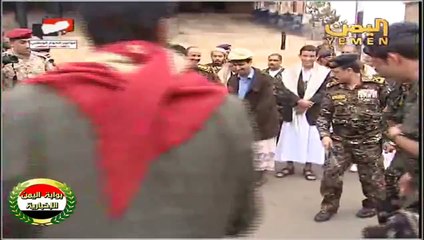 قائد الأمن المركزي فضل القوسي يؤدي رقصة البرع مع الجنود يوم العيد