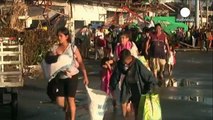La ayuda llega con problemas a los afectados del tifón haiyan en Filipinas