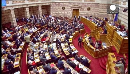 Sì del Parlamento greco al referendum sul piano di salvataggio