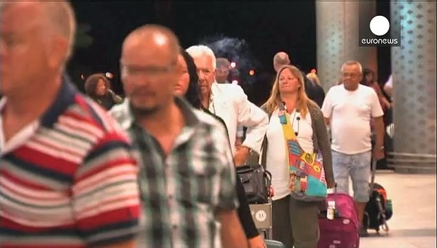 Thousands of tourists flee Tunisia after deadly beach hotel attack
