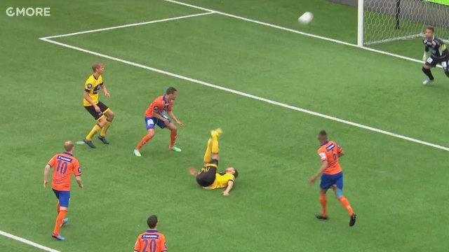 Il s'envoie un retourné acrobatique splendide !