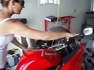 Girl Revs her ninja 650r Arrow Exhaust Compared with Stock