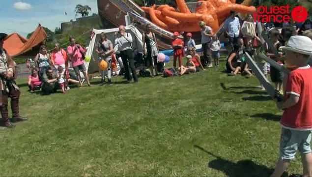 Fête de la VIre à Saint-Lô. L'attaque des pirates en culottes courtes.