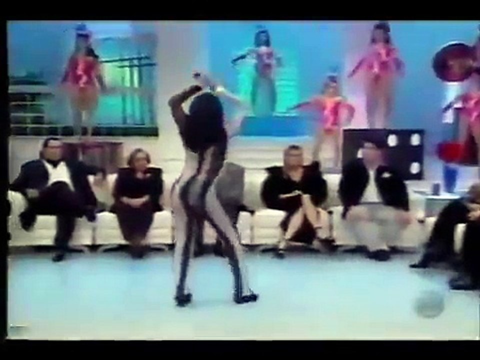 Gretchen cantando e dançando no programa HEBE 2000
