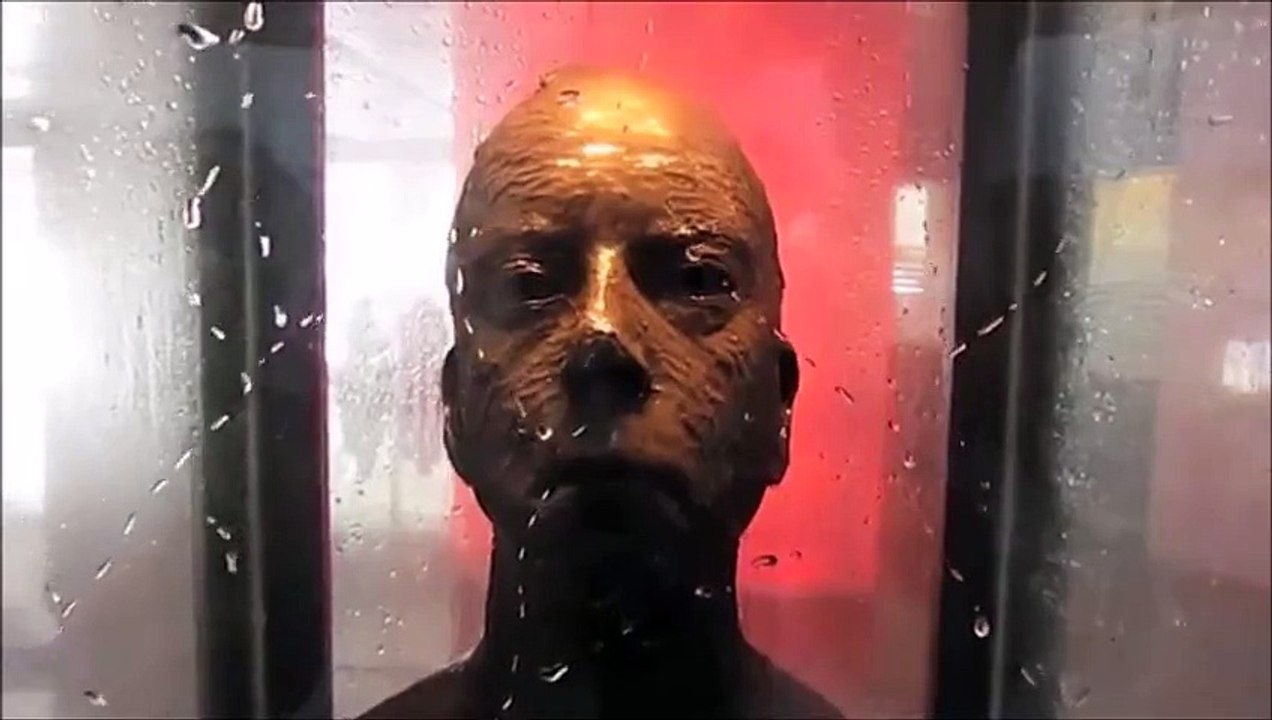 "Do Not Look Into The Eyes!" Statue Prank Scares The Crap Out Of Museum Visitors
