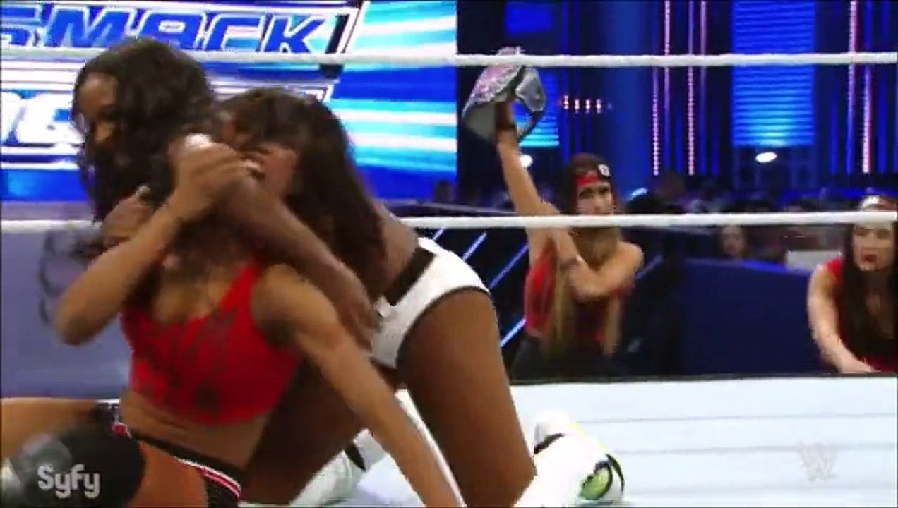 (25.06.2015) Alicia Fox (w/ The Bella Twins) vs. Naomi (w/ Tamina Snuka)