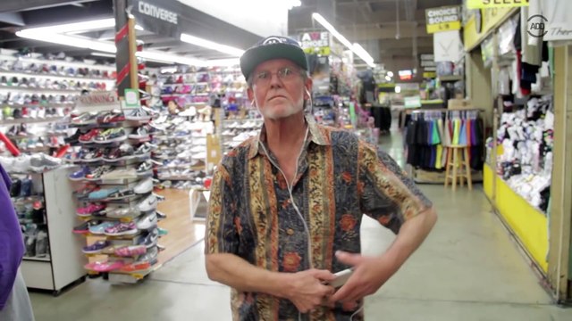 Un vieux et une black improvisent une petite danse dans un supermarché