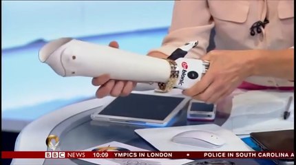 Cette femme avec une main bionique nous fait une démonstration