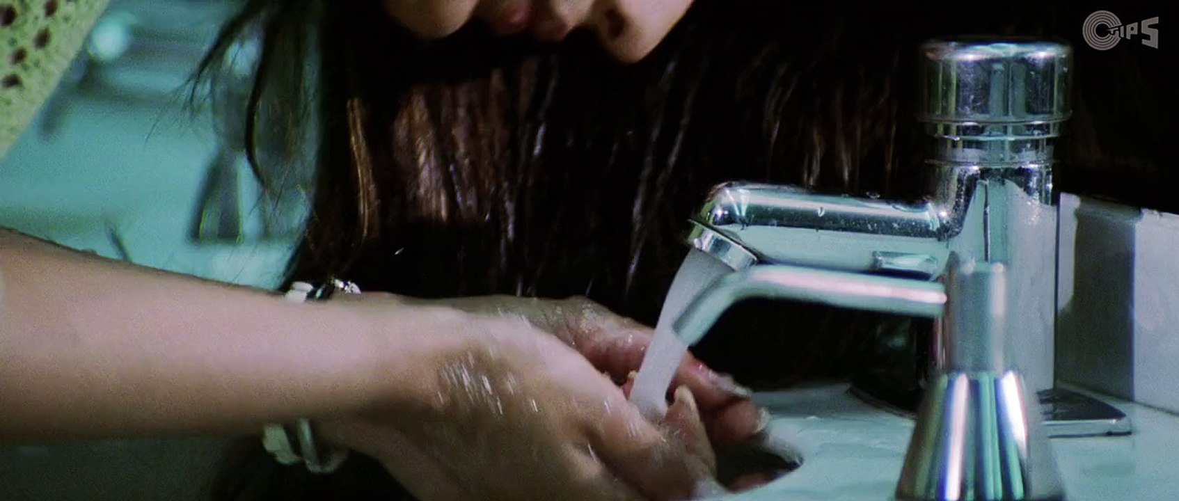 Kareena Kapoor Hanged In Tiolet | OFFICIAL | 720p