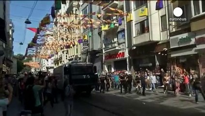 Tải video: Istanbul Gay pride quashed by riot police, rubber bullets and water cannon