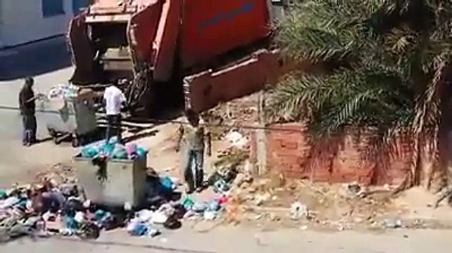 فضيحة : هكذا يتم رفع الفضلات في ولاية المنستير شي يعمل العار !!!