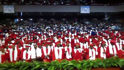 Irmã Sofia cantando na Formatura 2012 do Rhema Angola